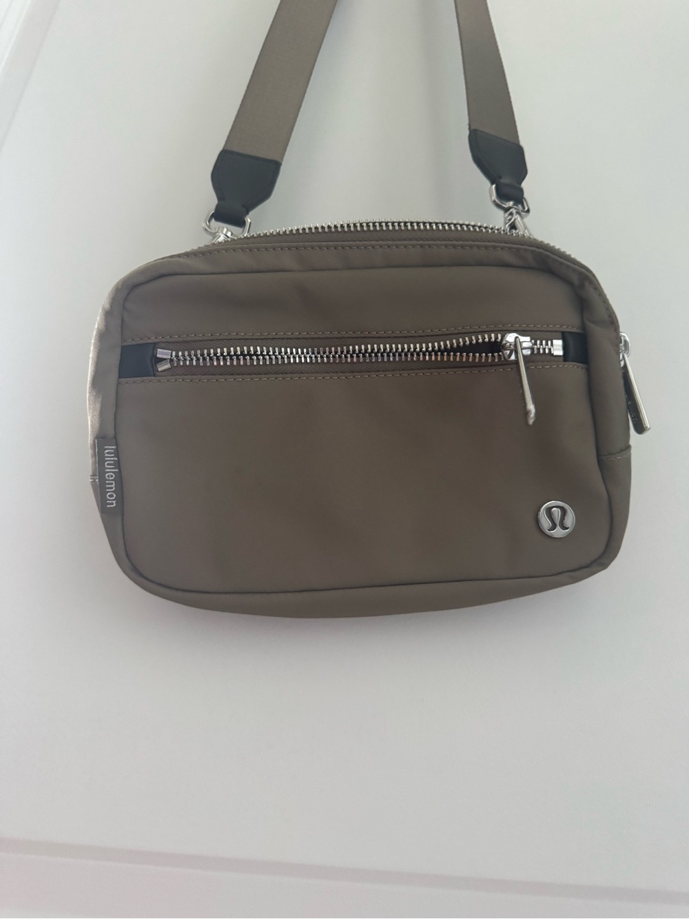 Used-Lululemon everywhere convertibe Crossbody 1.5L